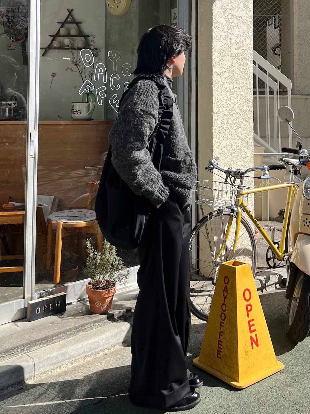 ブラック系のシャツ/ブラウス、ブラック系のスラックス、ブラック系のショルダーバッグを着用したメンズの冬コーディネートの3枚目の写真