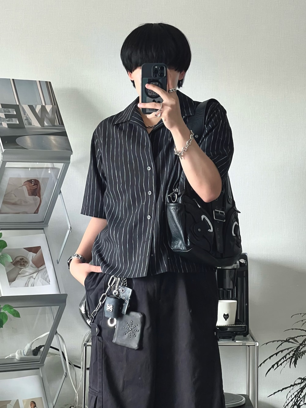 ブラック系のシャツ/ブラウス、ブラック系のカーゴパンツ、ブラック系のショルダーバッグを着用したメンズの夏コーディネートの3枚目の写真