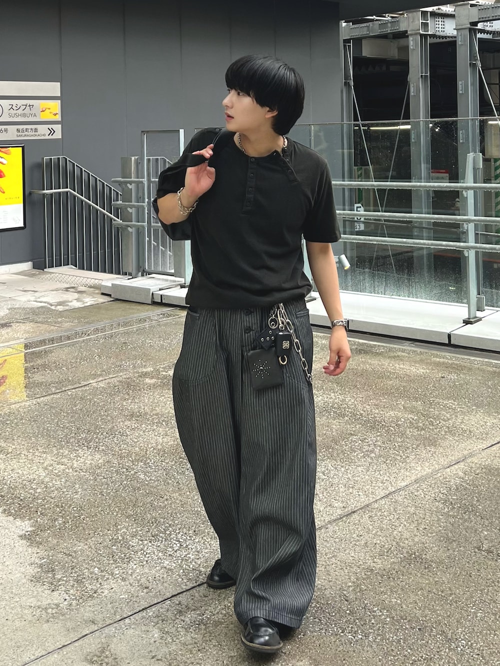 ブラック系のTシャツ/カットソー、ブラック系のその他パンツ、ブラック系のショルダーバッグを着用したメンズの夏コーディネートの2枚目の写真