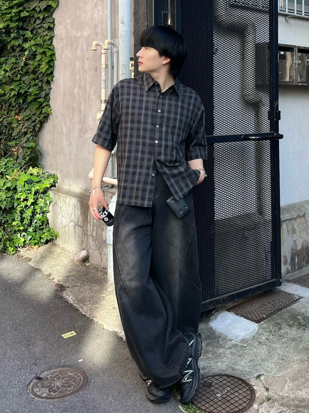 ブラック系のシャツ/ブラウス、ブラック系のデニムパンツ、ブラック系のスニーカーを着用したメンズの夏コーディネートの2枚目の写真