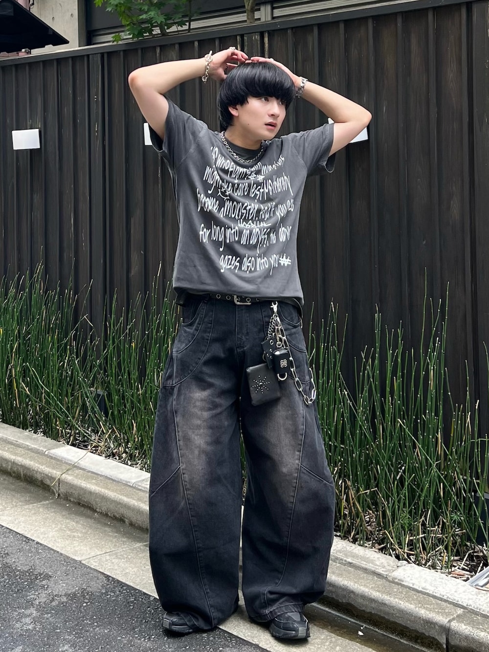 グレー系のTシャツ/カットソー、ブラック系のデニムパンツ、ブラック系のスニーカーを着用したメンズの夏コーディネートの2枚目の写真