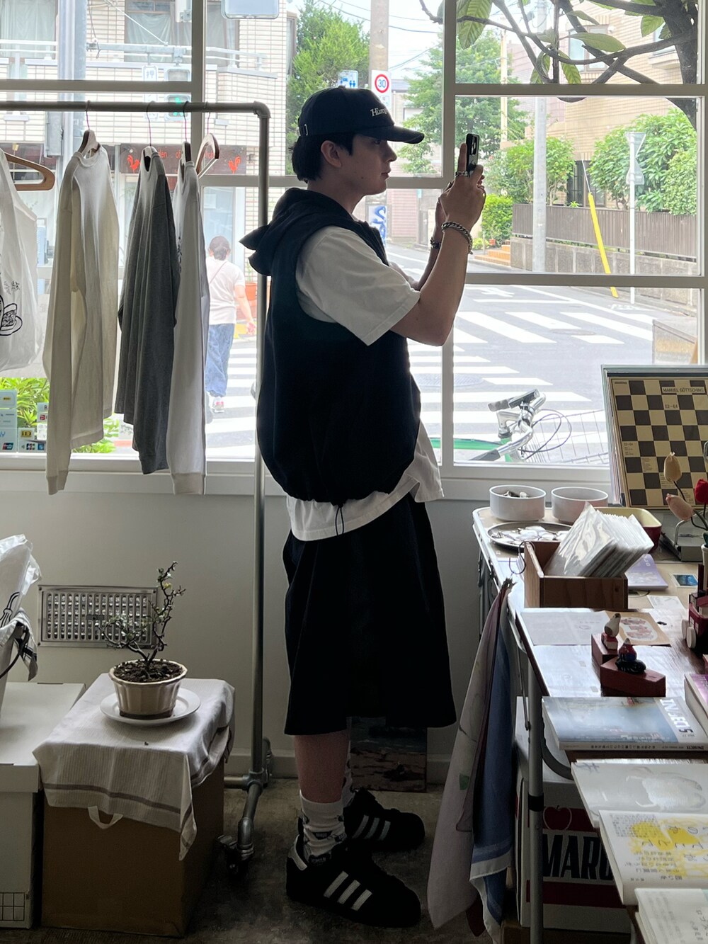 ホワイト系のTシャツ/カットソー、ブラック系のパンツ、ブラック系のトートバッグを着用したメンズの夏コーディネートの3枚目の写真