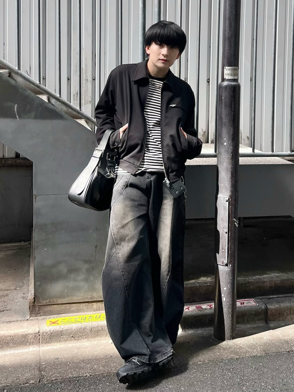 ブラック系のTシャツ/カットソー、ブラック系のブルゾン、ブラック系のデニムパンツを着用したメンズの春コーディネートの2枚目の写真