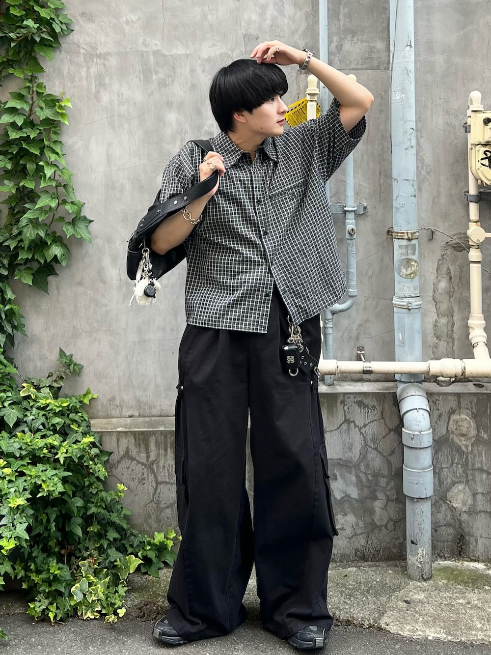 ブラック系のシャツ/ブラウス、ブラック系のカーゴパンツ、ブラック系のショルダーバッグを着用したメンズの夏コーディネートの2枚目の写真