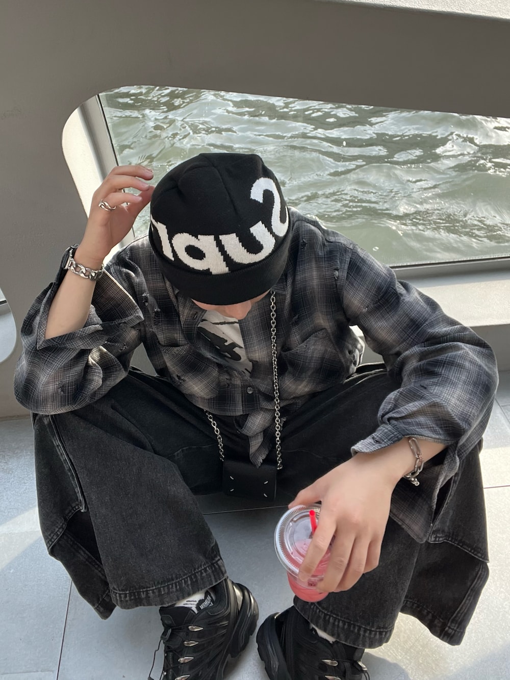 ブラック系のシャツ/ブラウス、ブラック系のカーゴパンツ、ブラック系のスニーカーを着用したメンズの春コーディネートの2枚目の写真