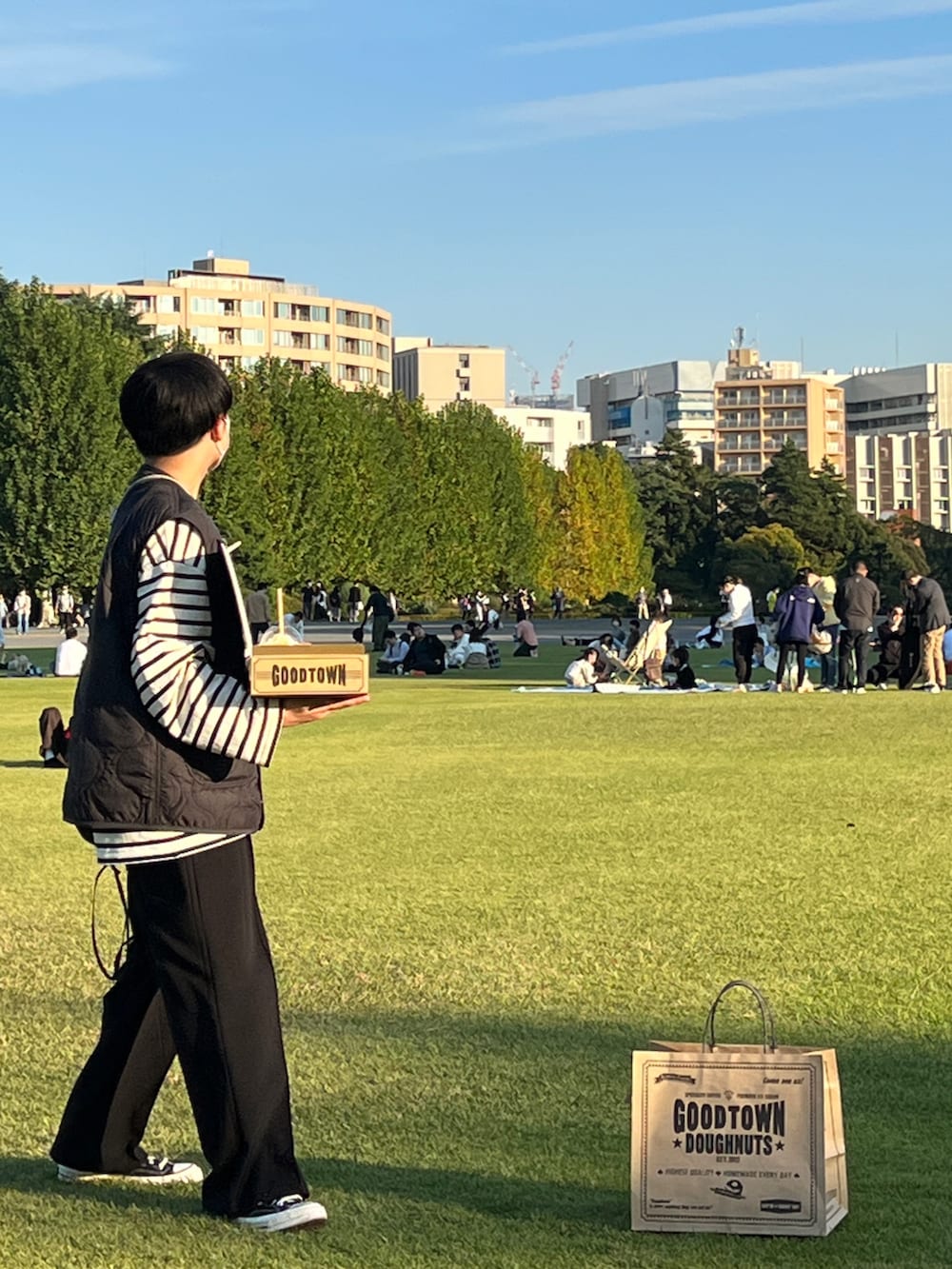 ブラック系のスラックス、ブラック系のミリタリージャケット、ホワイト系のTシャツ/カットソーを着用したメンズの秋コーディネートの4枚目の写真