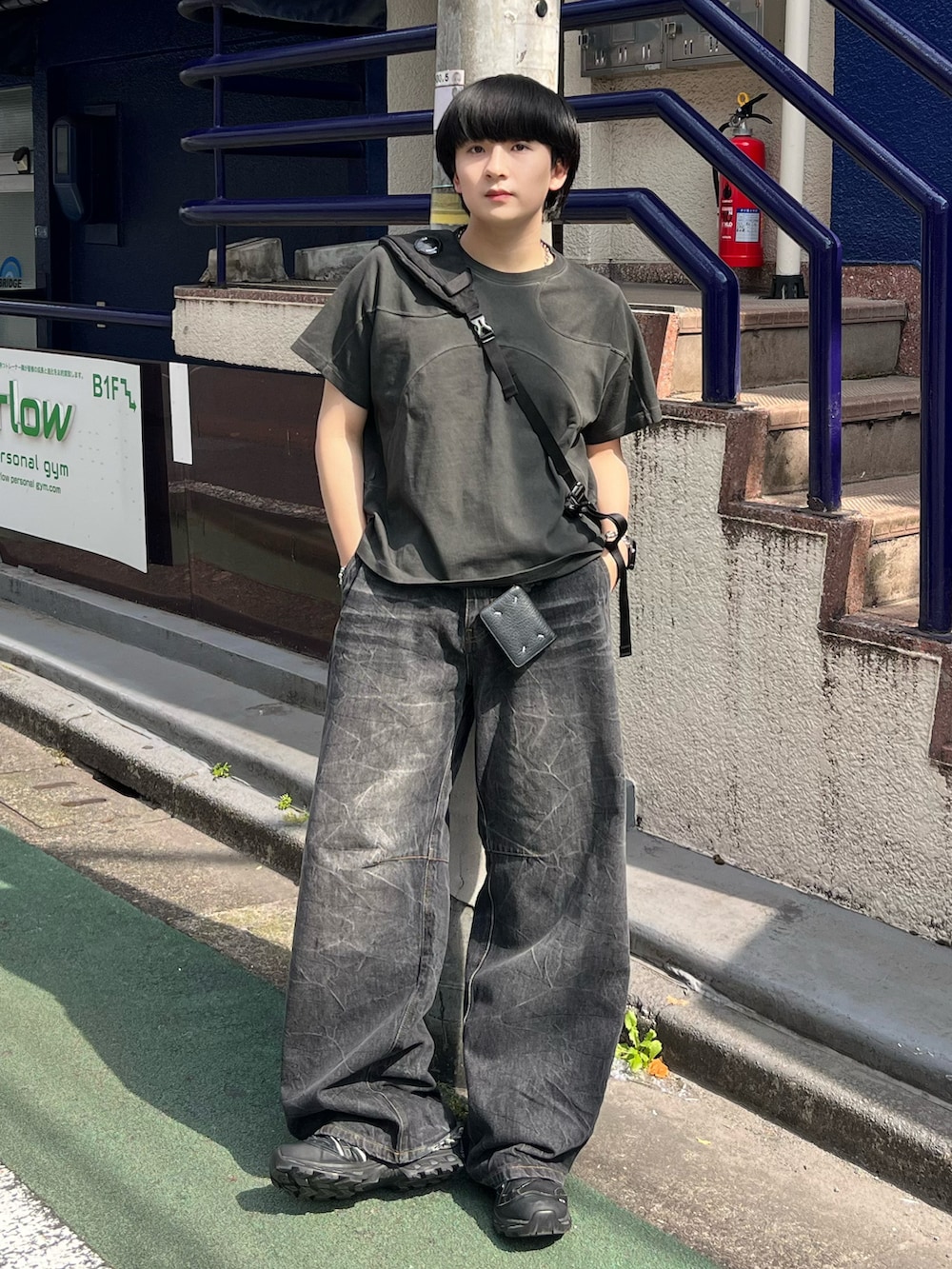 ブラック系のデニムパンツ、ブラック系のTシャツ/カットソー、ブラック系のショルダーバッグを着用したメンズの夏コーディネートの2枚目の写真