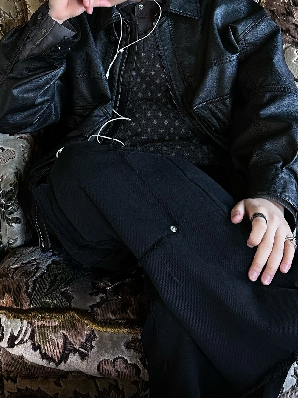 ブラック系のカーゴパンツ、ブラック系のスニーカー、ブラック系のブルゾンを着用したメンズの春コーディネートの3枚目の写真