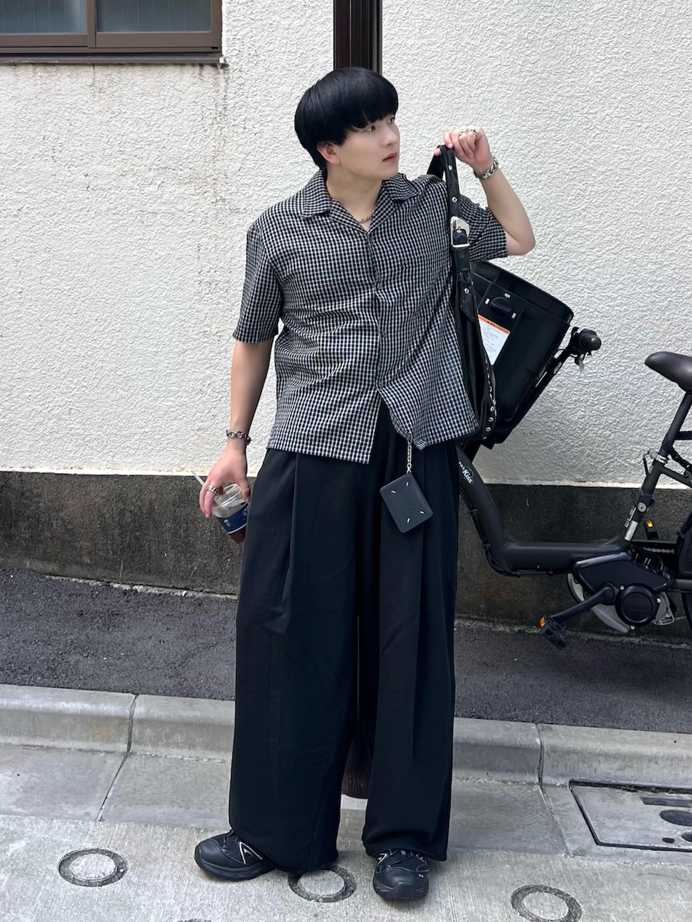 ブラック系のシャツ/ブラウス、ブラック系のスウェットパンツ、ブラック系のショルダーバッグを着用したメンズの夏コーディネートの2枚目の写真