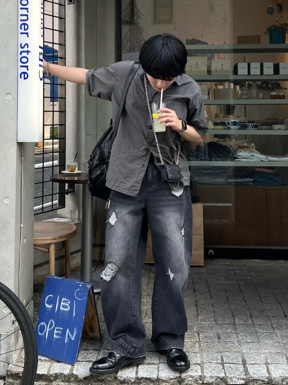 ブラック系のデニムパンツ、ブラック系のドレスシューズ、ブラック系のシャツ/ブラウスを着用したメンズの夏コーディネートの2枚目の写真