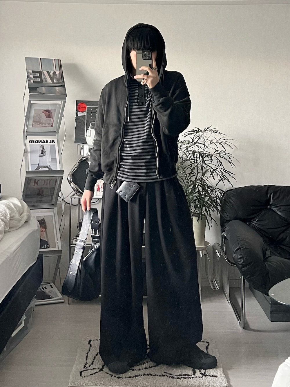 ブラック系のTシャツ/カットソー、ブラック系のパーカー、ブラック系のスラックスを着用したメンズの冬コーディネートの2枚目の写真