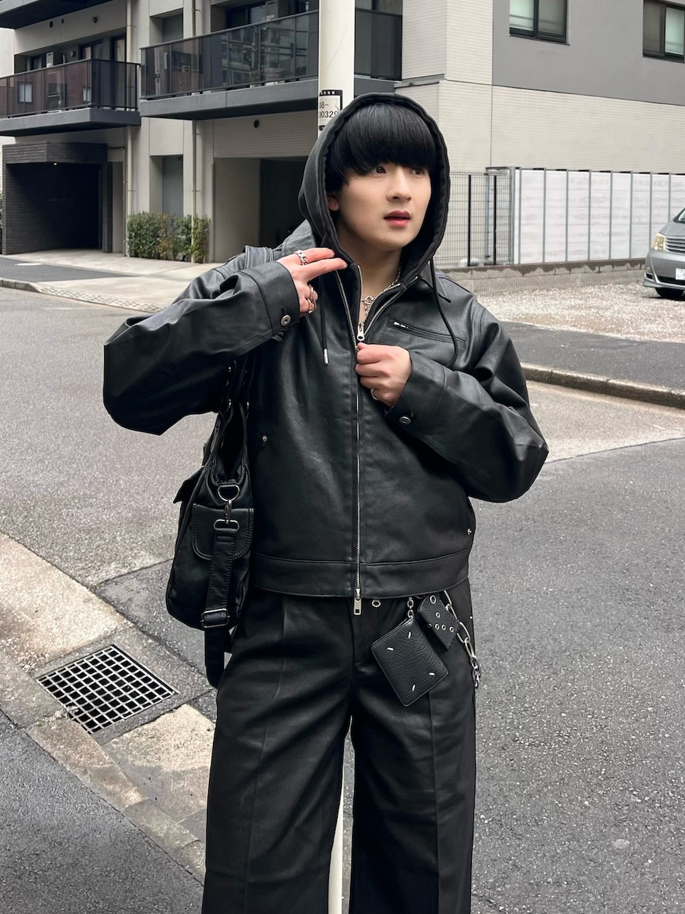 ブラック系のデニムジャケット、ブラック系のデニムパンツ、ブラック系のブーツを着用したメンズの冬コーディネートの2枚目の写真