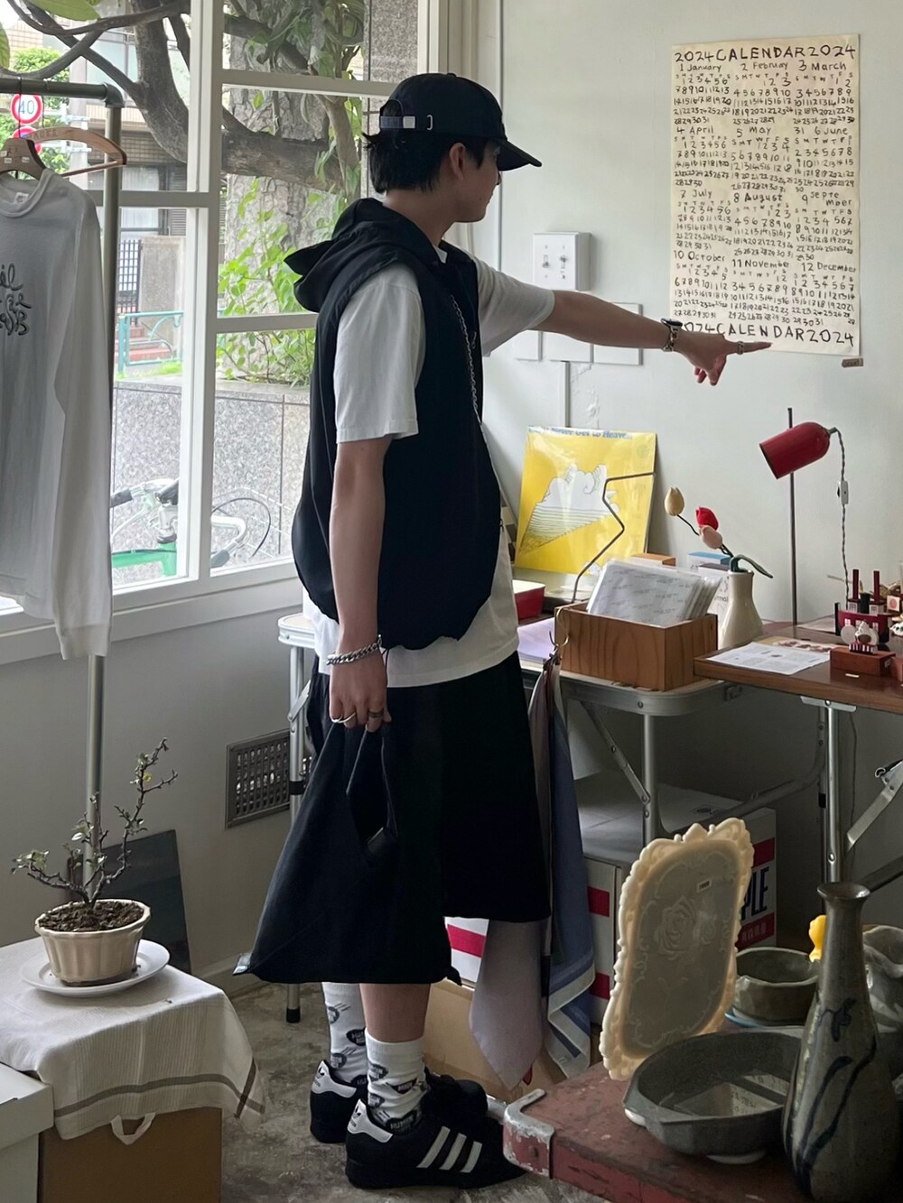 ホワイト系のTシャツ/カットソー、ブラック系のパンツ、ブラック系のトートバッグを着用したメンズの夏コーディネートの2枚目の写真