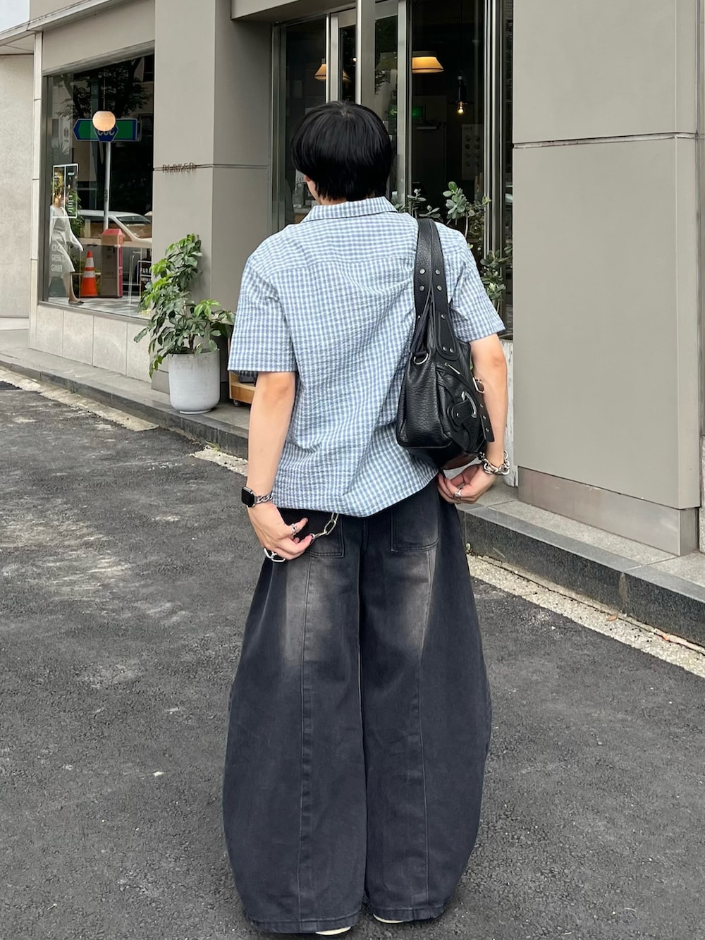 ブルー系のシャツ/ブラウス、ブラック系のデニムパンツ、ブラック系のスニーカーを着用したメンズの夏コーディネートの3枚目の写真