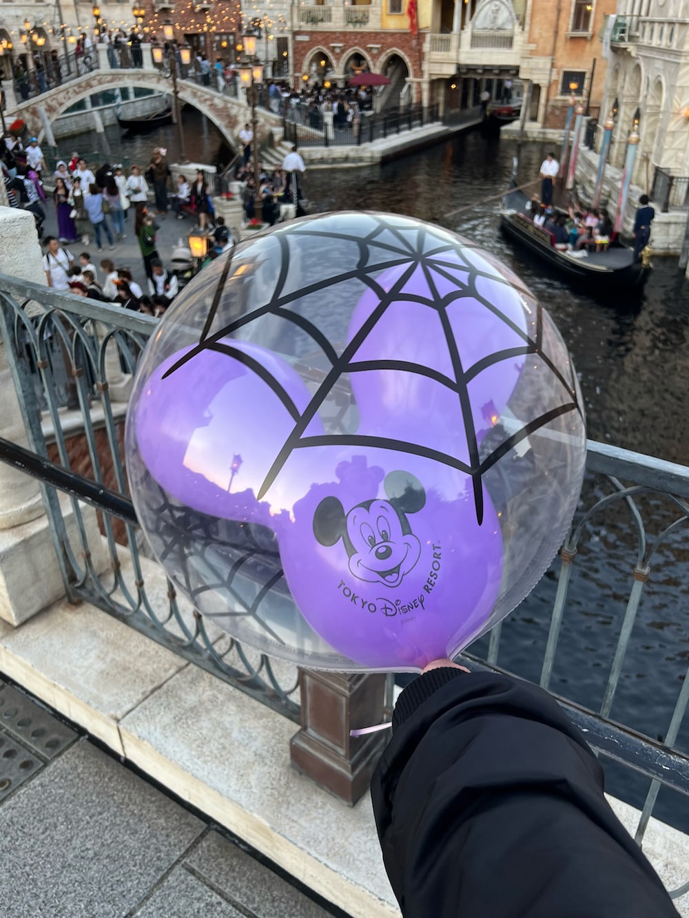 ブラック系のパーカー、ブラック系のMA-1、ブラック系のデニムパンツを着用したメンズの秋コーディネートの3枚目の写真