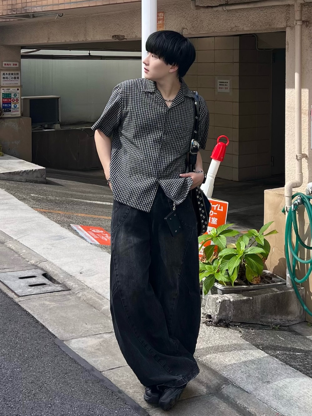 ブラック系のシャツ/ブラウス、ブラック系のデニムパンツ、ブラック系のショルダーバッグを着用したメンズの夏コーディネートの2枚目の写真