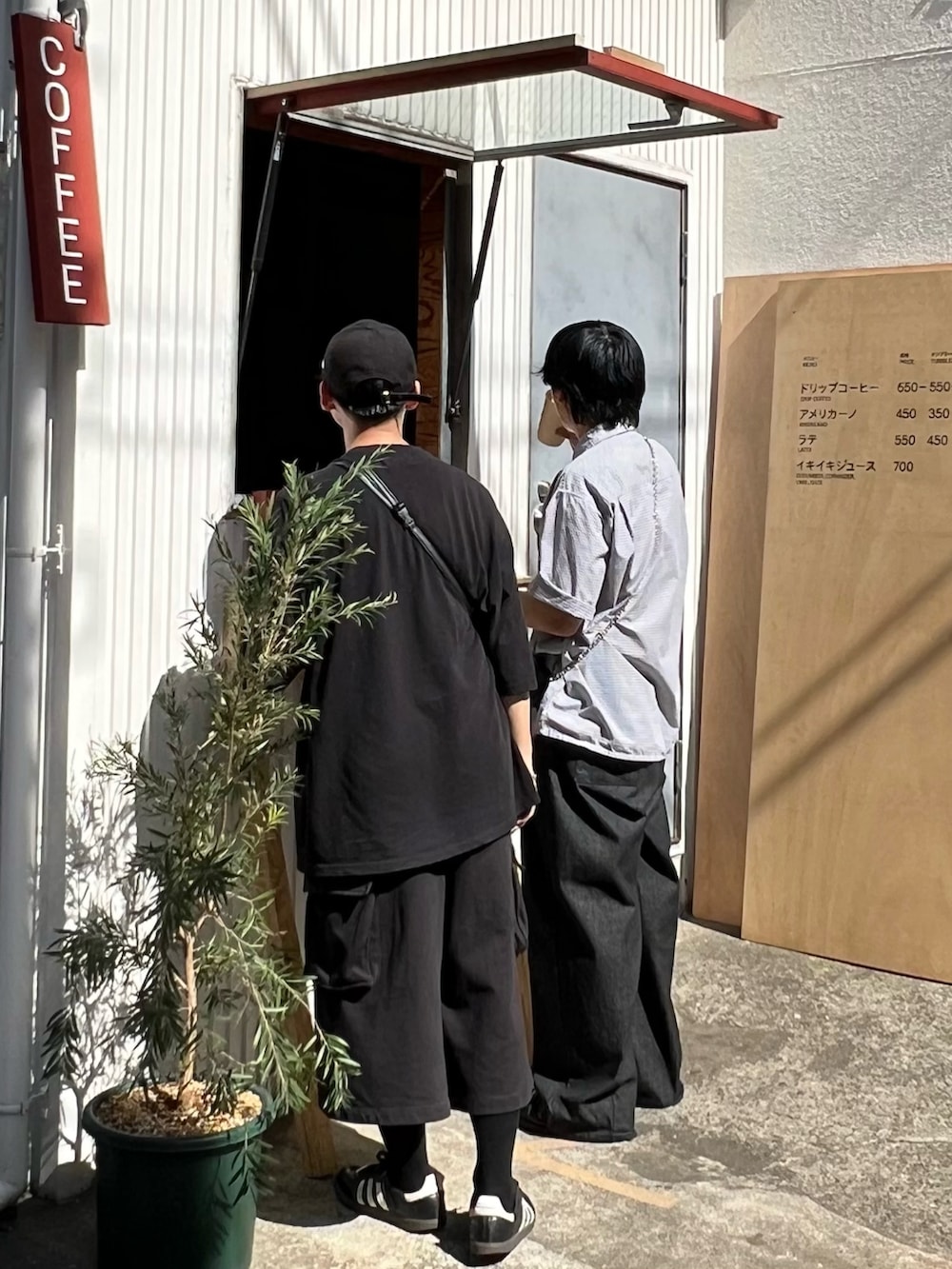 ブルー系のシャツ/ブラウス、ブラック系のデニムパンツ、ブラック系のドレスシューズを着用したメンズの秋コーディネートの3枚目の写真