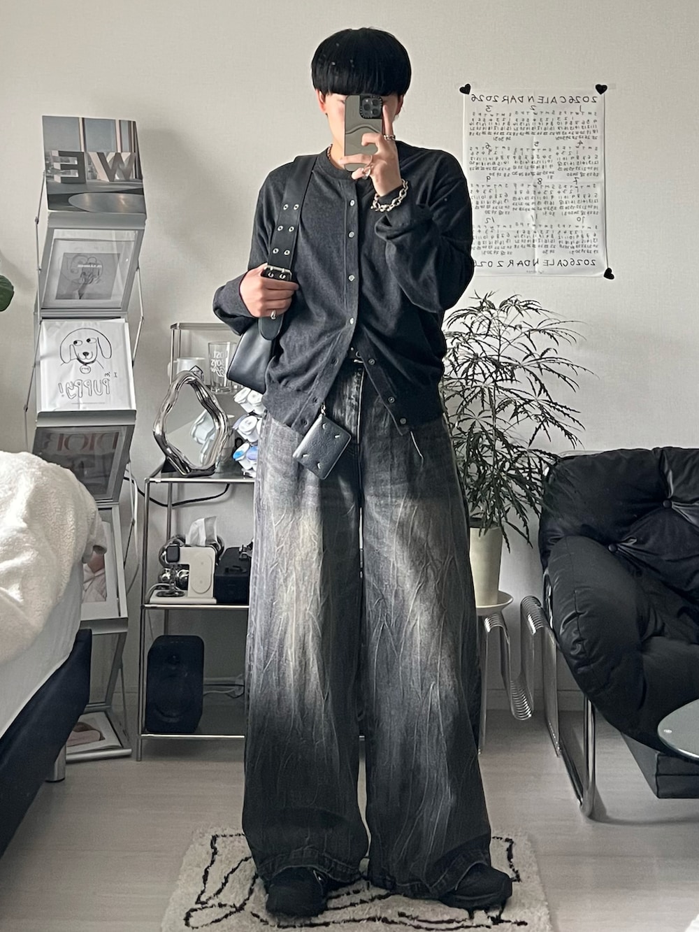 グレー系のカーディガン/ボレロ、ブラック系のデニムパンツ、ブラック系のハンドバッグを着用したメンズの春コーディネートの2枚目の写真