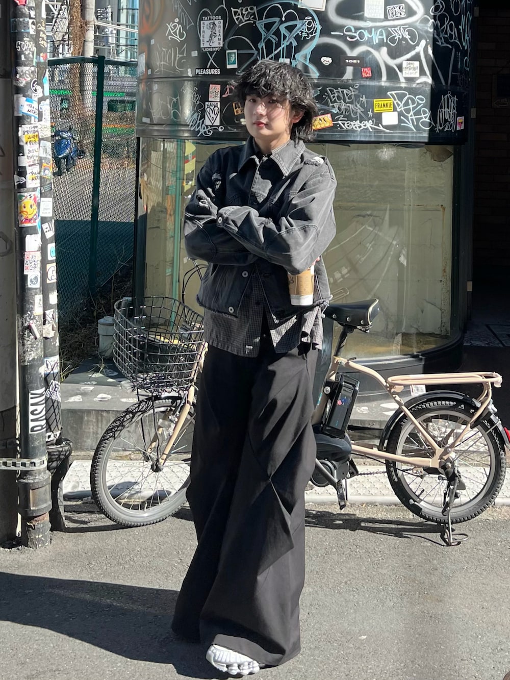 グレー系のデニムジャケット、ブラック系のシャツ/ブラウス、ブラック系のスラックスを着用したメンズの冬コーディネートの2枚目の写真