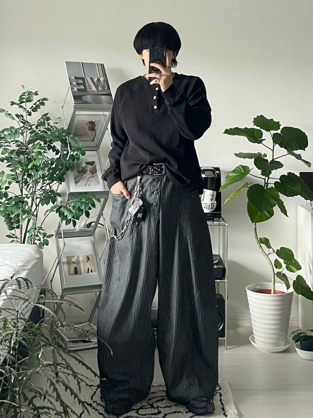 ブラック系のその他パンツ、ブラック系のTシャツ/カットソー、ブラック系のスニーカーを着用したメンズの秋コーディネートの2枚目の写真