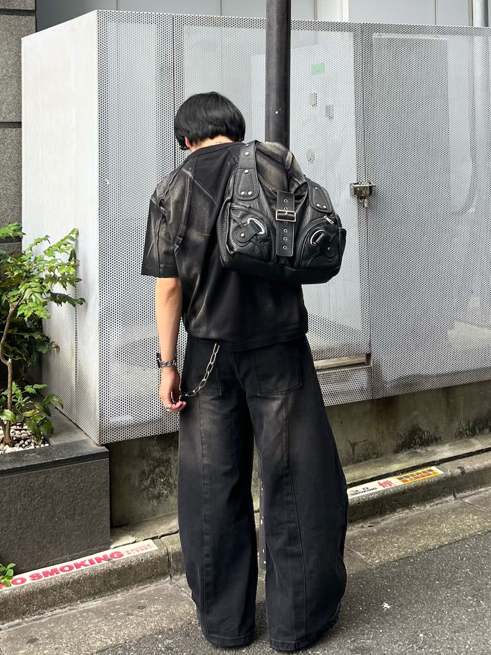 その他のTシャツ/カットソー、ブラック系のデニムパンツ、ブラック系のショルダーバッグを着用したメンズの夏コーディネートの3枚目の写真
