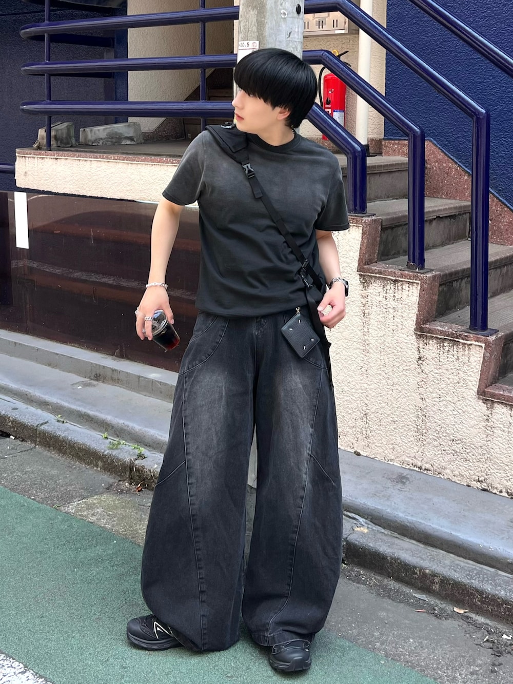 ブラック系のTシャツ/カットソー、ブラック系のデニムパンツ、ブラック系のショルダーバッグを着用したメンズの夏コーディネートの2枚目の写真