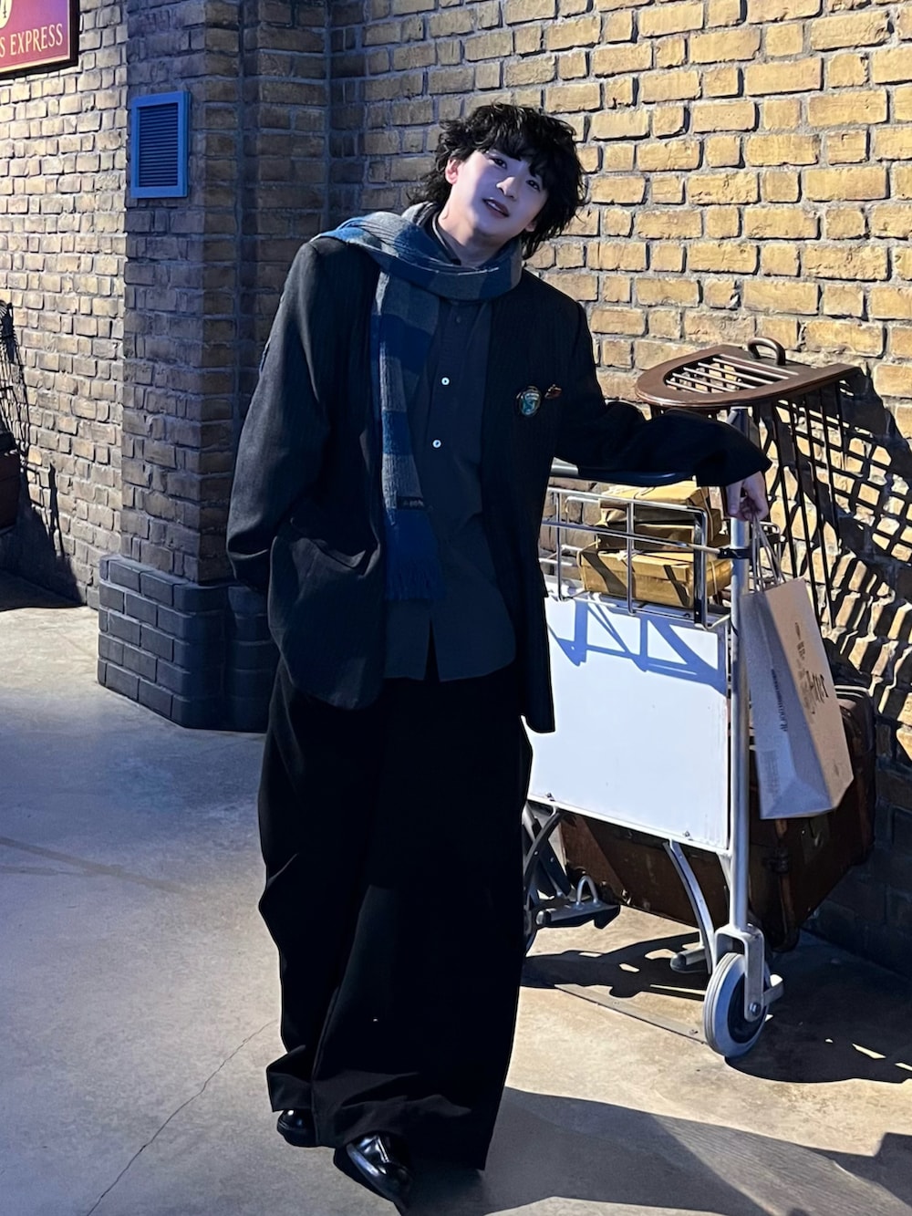 グレー系のテーラードジャケット、グレー系のシャツ/ブラウス、ブラック系のドレスシューズを着用したメンズの冬コーディネートの4枚目の写真