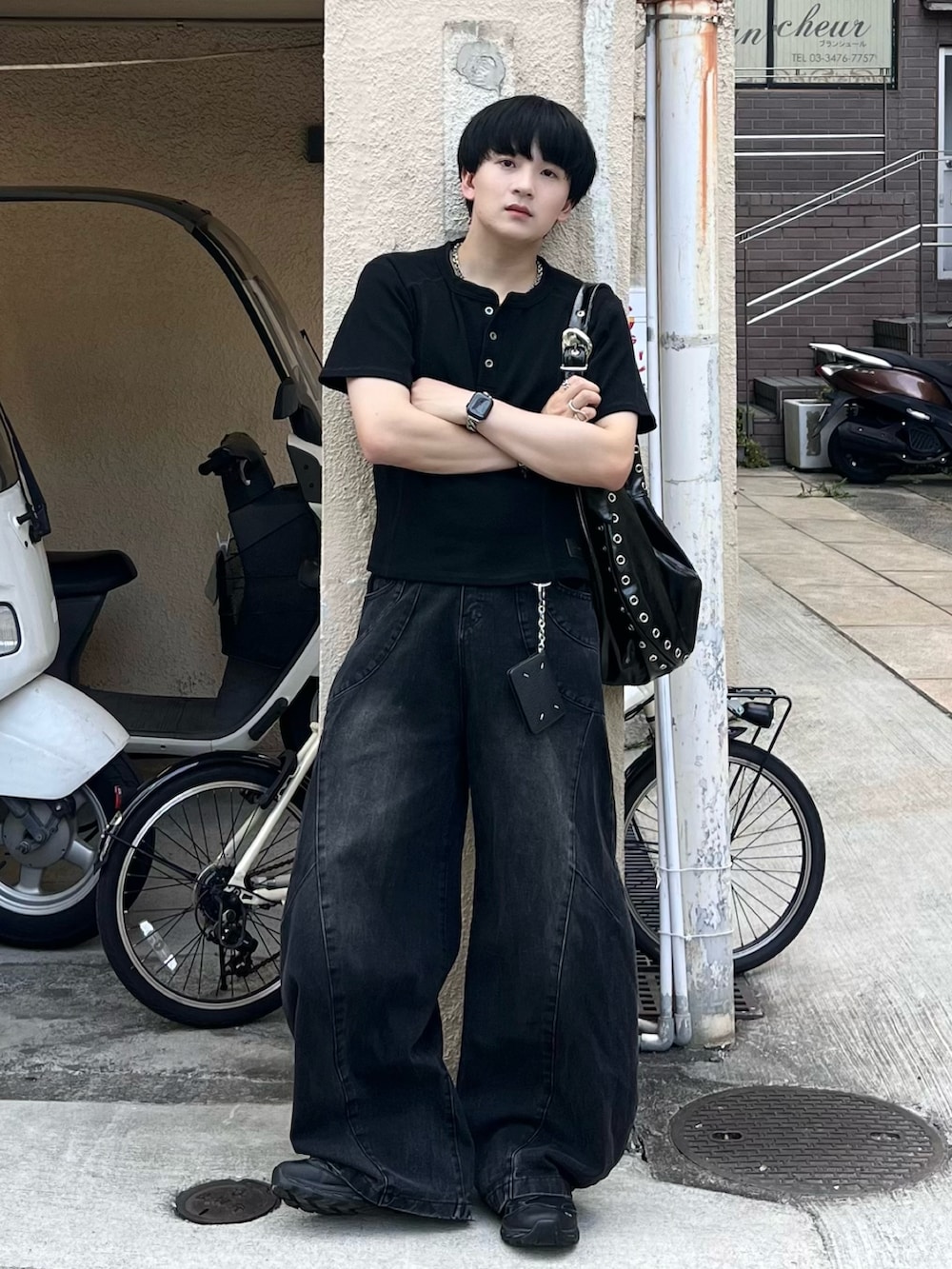 ブラック系のTシャツ/カットソー、ブラック系のデニムパンツ、ブラック系のショルダーバッグを着用したメンズの夏コーディネートの2枚目の写真