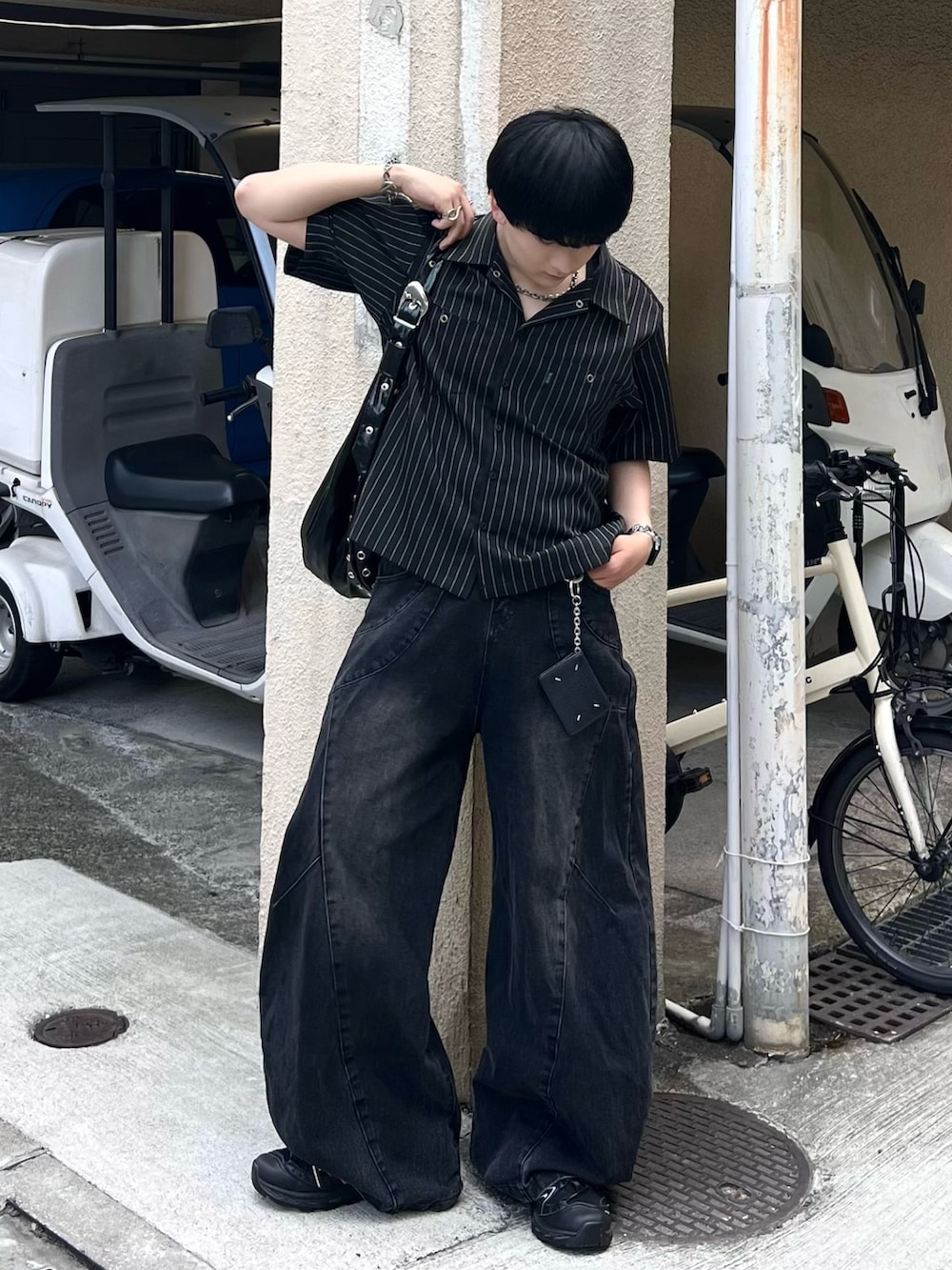 ブラック系のシャツ/ブラウス、ブラック系のショルダーバッグ、ブラック系のデニムパンツを着用したメンズの夏コーディネートの2枚目の写真