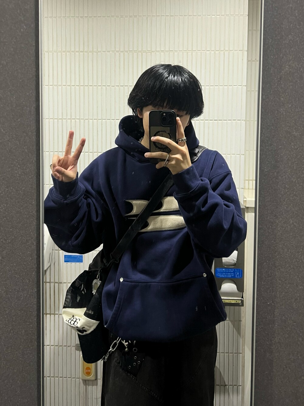 ブルー系のパーカー、グレー系のショルダーバッグ、ブラック系のデニムパンツを着用したメンズの秋コーディネートの2枚目の写真