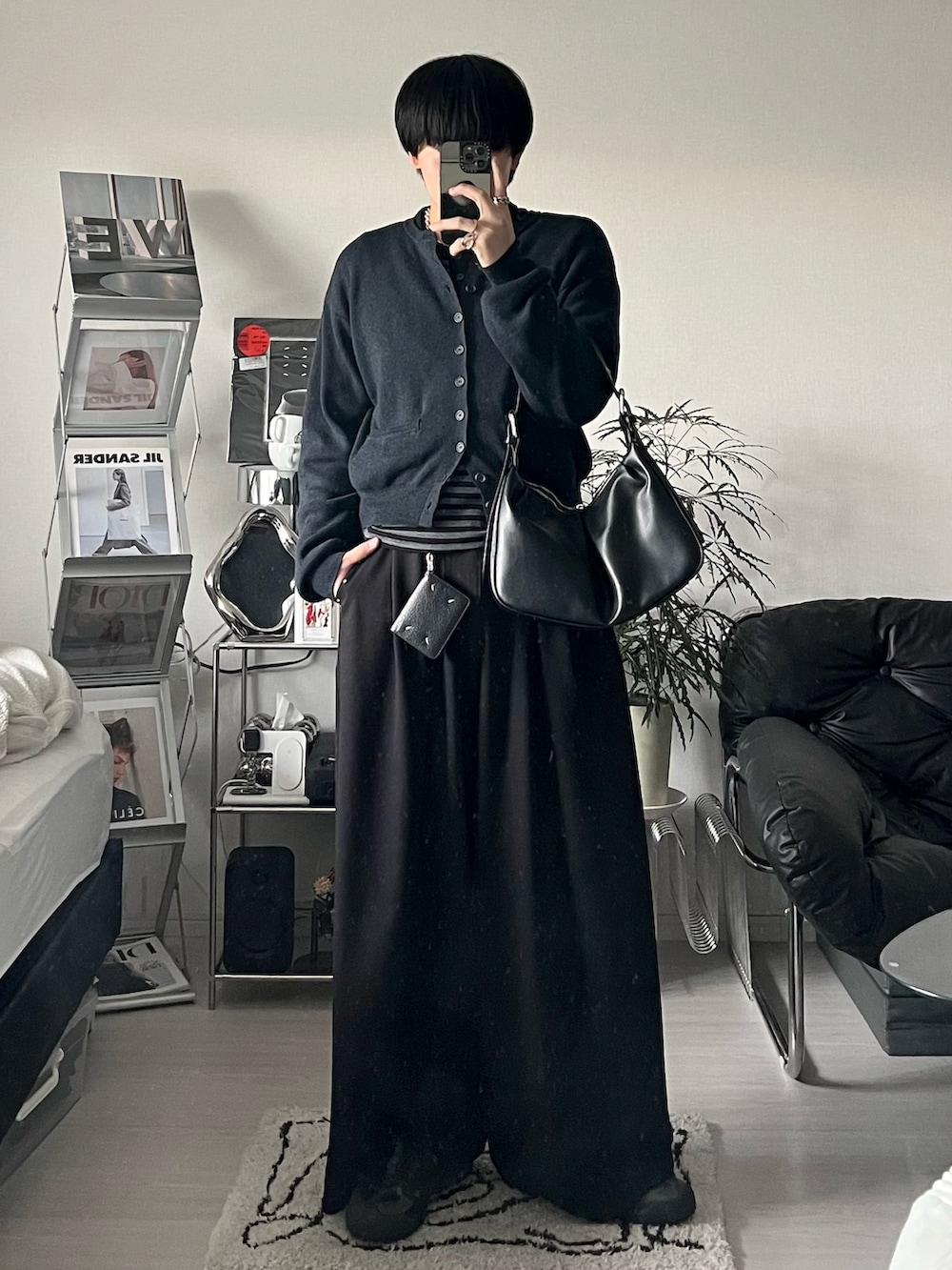 ブラック系のカーディガン/ボレロ、ブラック系のTシャツ/カットソー、ブラック系のスラックスを着用したメンズの冬コーディネートの2枚目の写真