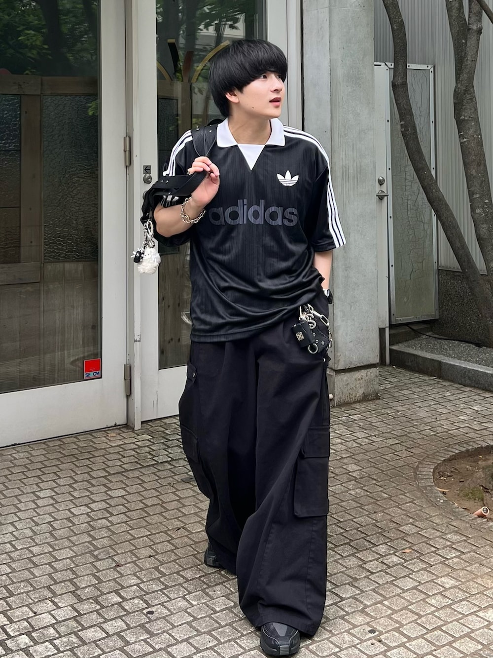 ブラック系のTシャツ/カットソー、ブラック系のショルダーバッグ、ブラック系のカーゴパンツを着用したメンズの夏コーディネートの2枚目の写真