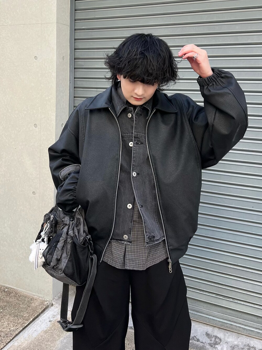 グレー系のデニムジャケット、ブラック系のシャツ/ブラウス、ブラック系のスラックスを着用したメンズの冬コーディネートの2枚目の写真