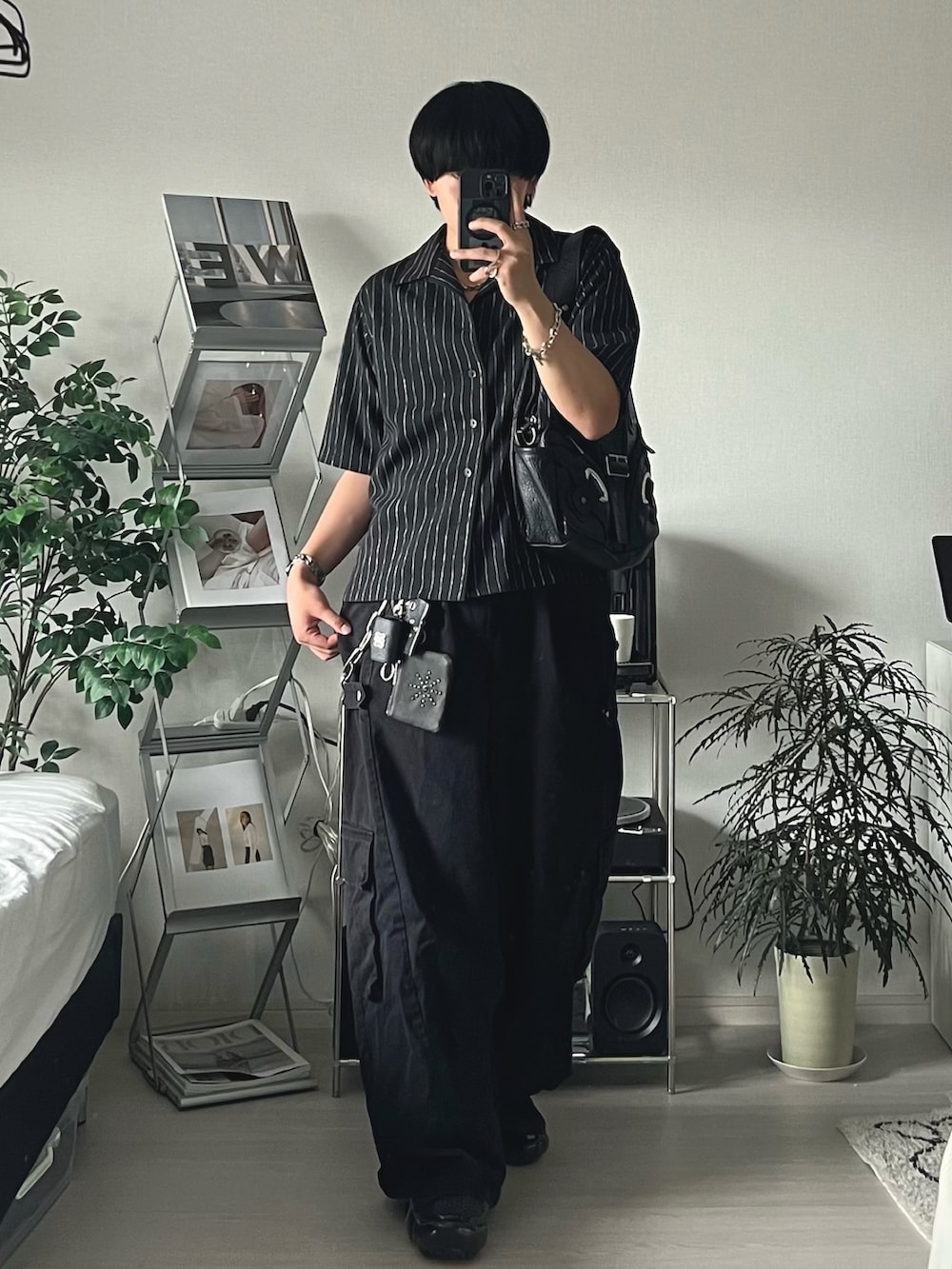 ブラック系のシャツ/ブラウス、ブラック系のカーゴパンツ、ブラック系のショルダーバッグを着用したメンズの夏コーディネートの2枚目の写真