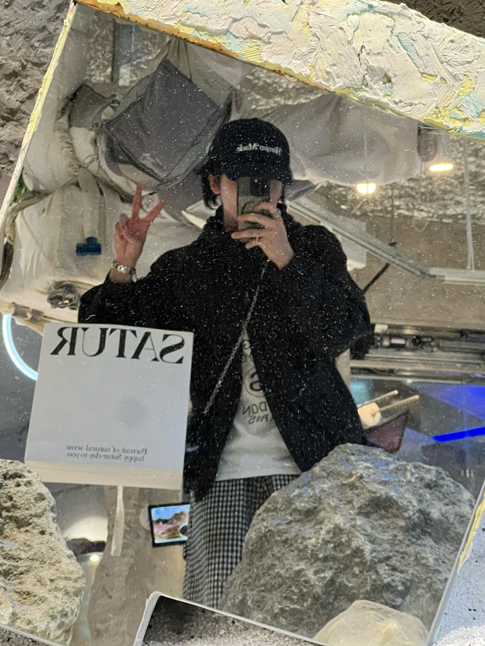 ブラック系のブルゾン、ホワイト系のTシャツ/カットソー、ブラック系のパンツを着用したメンズの秋コーディネートの2枚目の写真