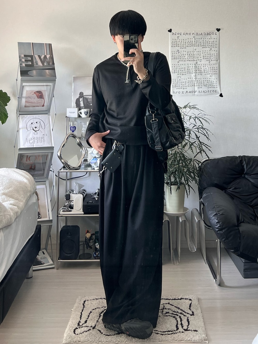 ブラック系のTシャツ/カットソー、ブラック系のスラックス、ブラック系のショルダーバッグを着用したメンズの春コーディネートの2枚目の写真