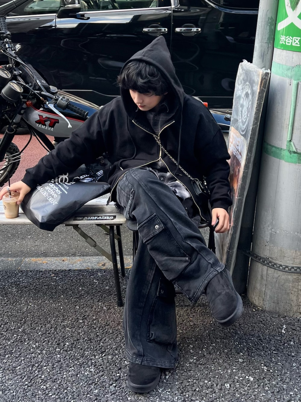 ブラック系のパーカー、ブラック系のシャツ/ブラウス、ブラック系のカーゴパンツを着用したメンズの秋コーディネートの2枚目の写真