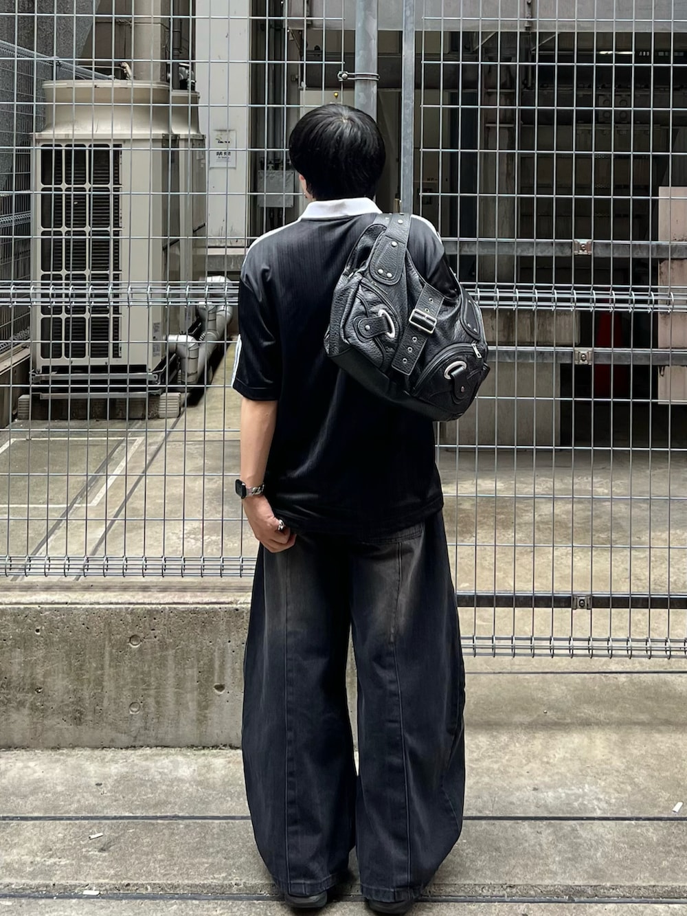 ブラック系のTシャツ/カットソー、ブラック系のデニムパンツ、ブラック系のショルダーバッグを着用したメンズの夏コーディネートの3枚目の写真