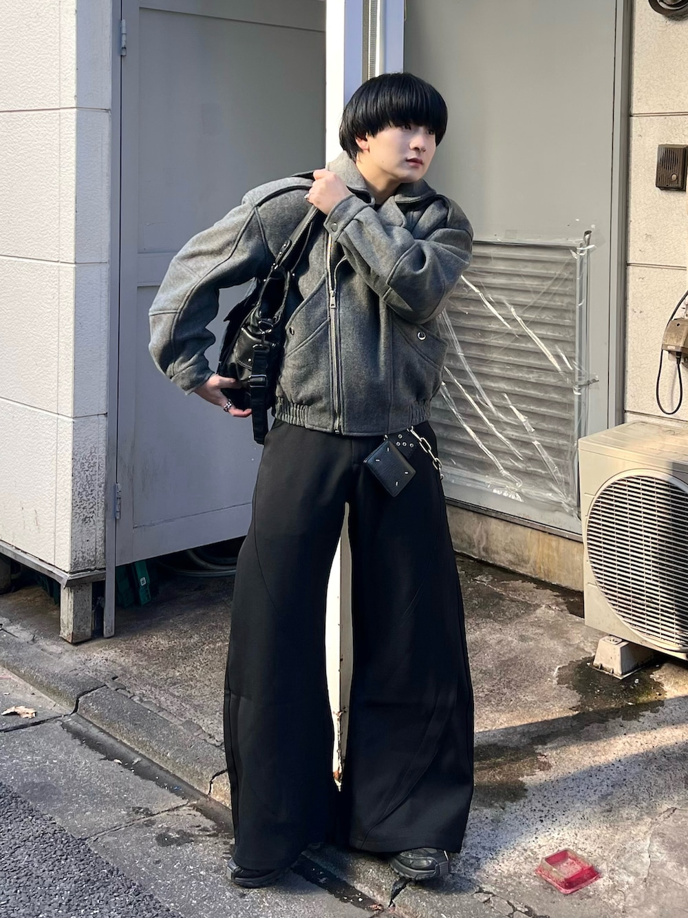 ブラック系のTシャツ/カットソー、グレー系のブルゾン、ブラック系のスラックスを着用したメンズの冬コーディネートの2枚目の写真