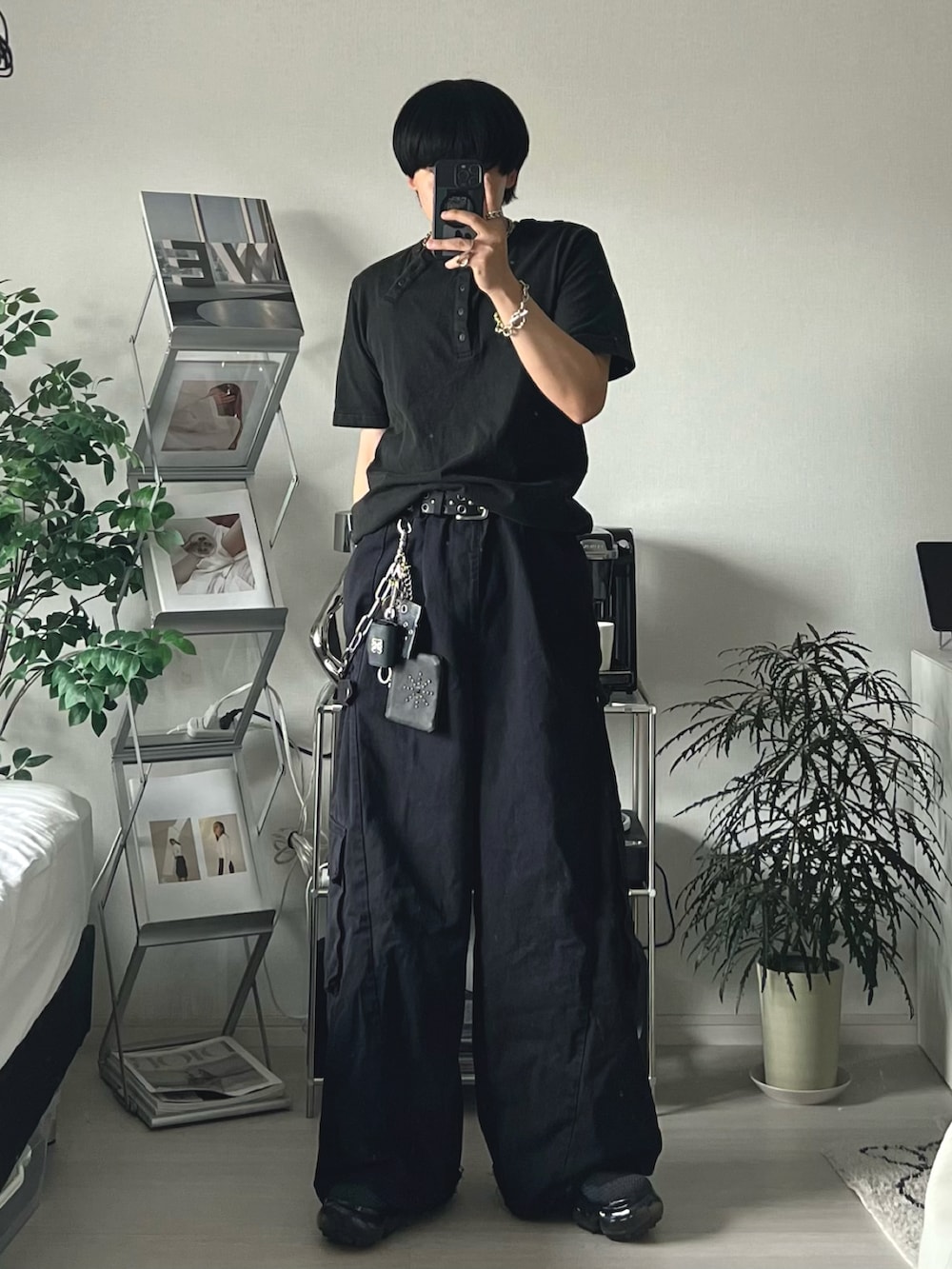 ブラック系のTシャツ/カットソー、ブラック系のカーゴパンツ、ブラック系のスニーカーを着用したメンズの夏コーディネートの2枚目の写真