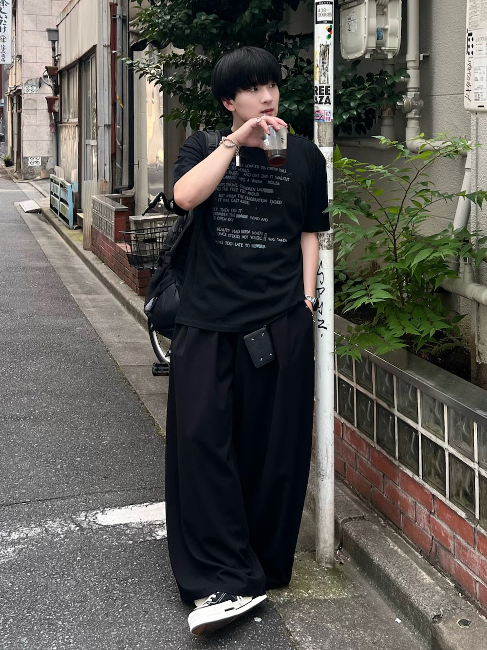その他のTシャツ/カットソー、その他のバックパック/リュックを着用したメンズの夏コーディネートの2枚目の写真