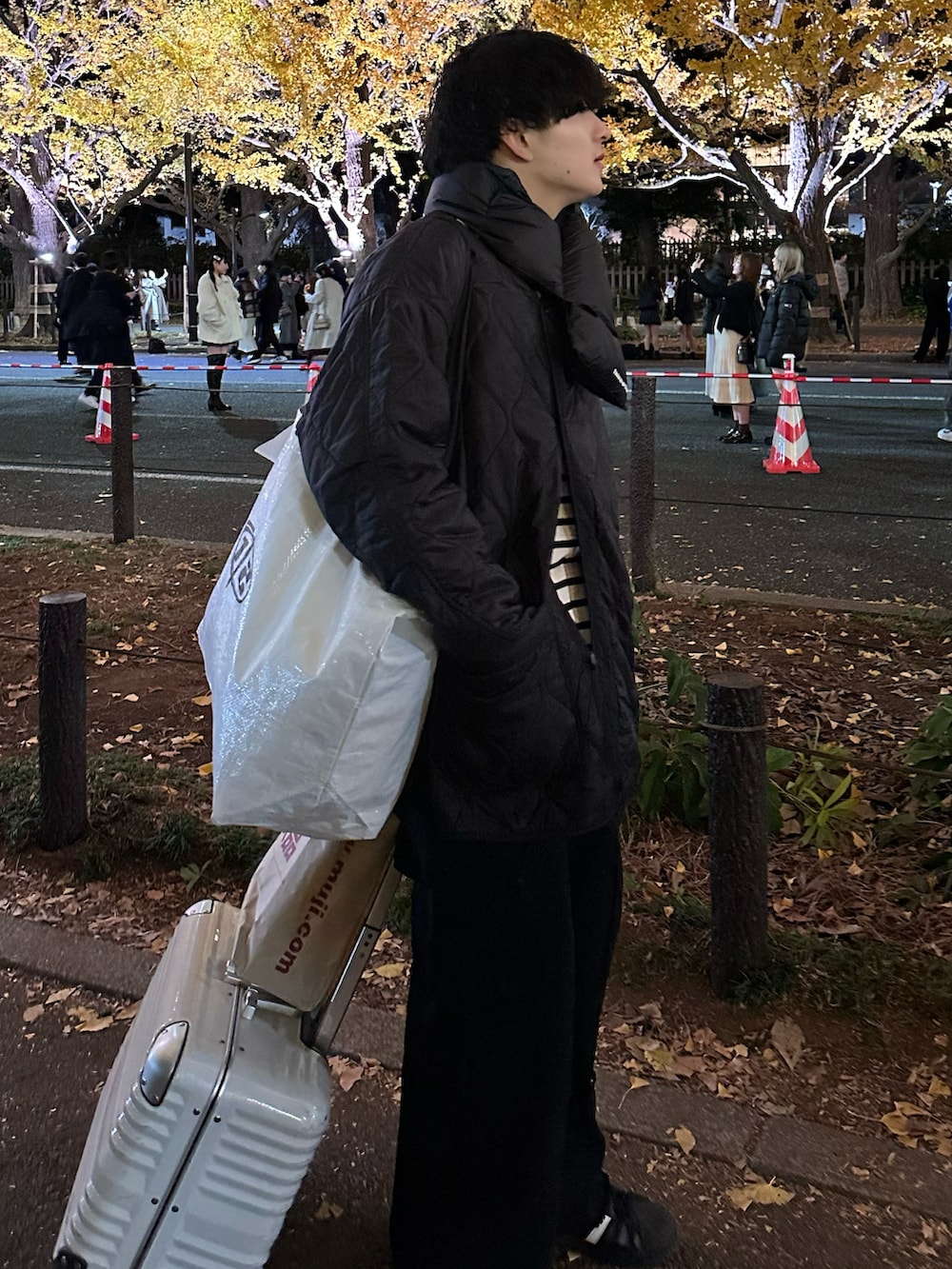 ブラック系のその他アウター、ホワイト系のTシャツ/カットソー、ブラック系のカーゴパンツを着用したメンズの冬コーディネートの2枚目の写真