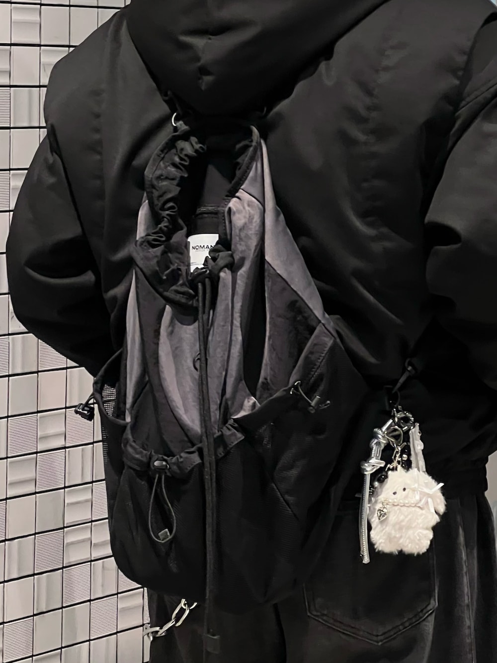 ブラック系のブルゾン、ブラック系のブルゾン、グレー系のデニムパンツを着用したメンズの春コーディネートの3枚目の写真