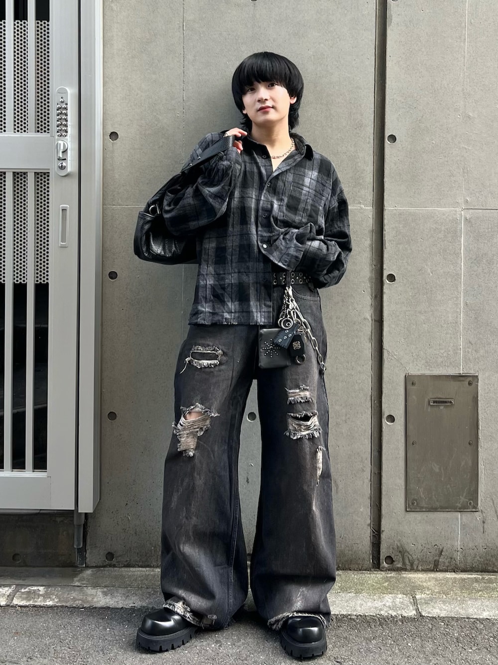 ブラック系のシャツ/ブラウス、ブラック系のデニムパンツ、ブラック系のショルダーバッグを着用したメンズの秋コーディネートの2枚目の写真