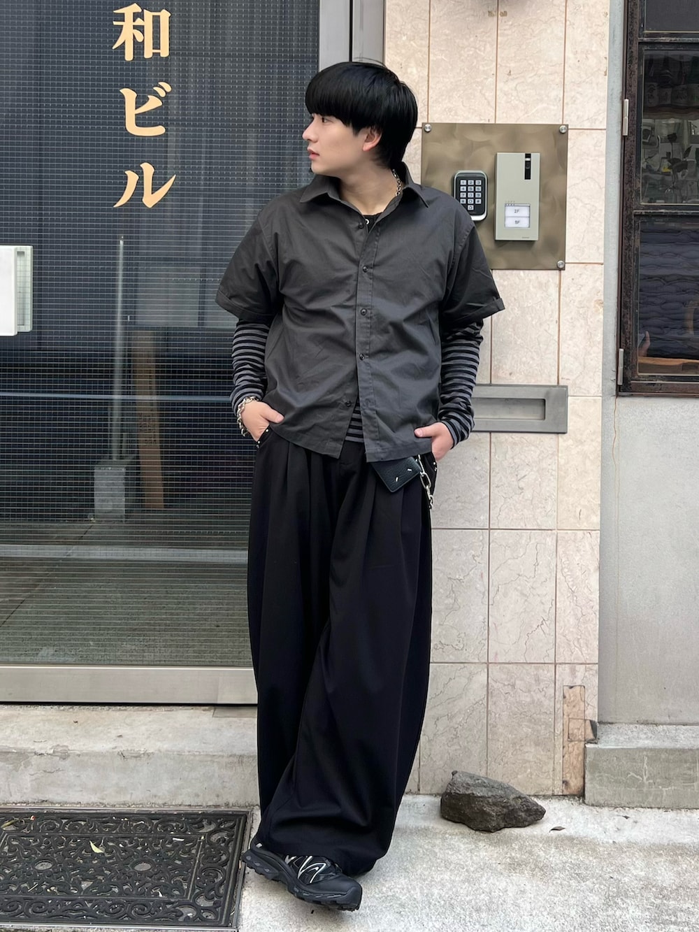 グレー系のシャツ/ブラウス、ブラック系のTシャツ/カットソー、ブラック系のスラックスを着用したメンズの夏コーディネートの2枚目の写真