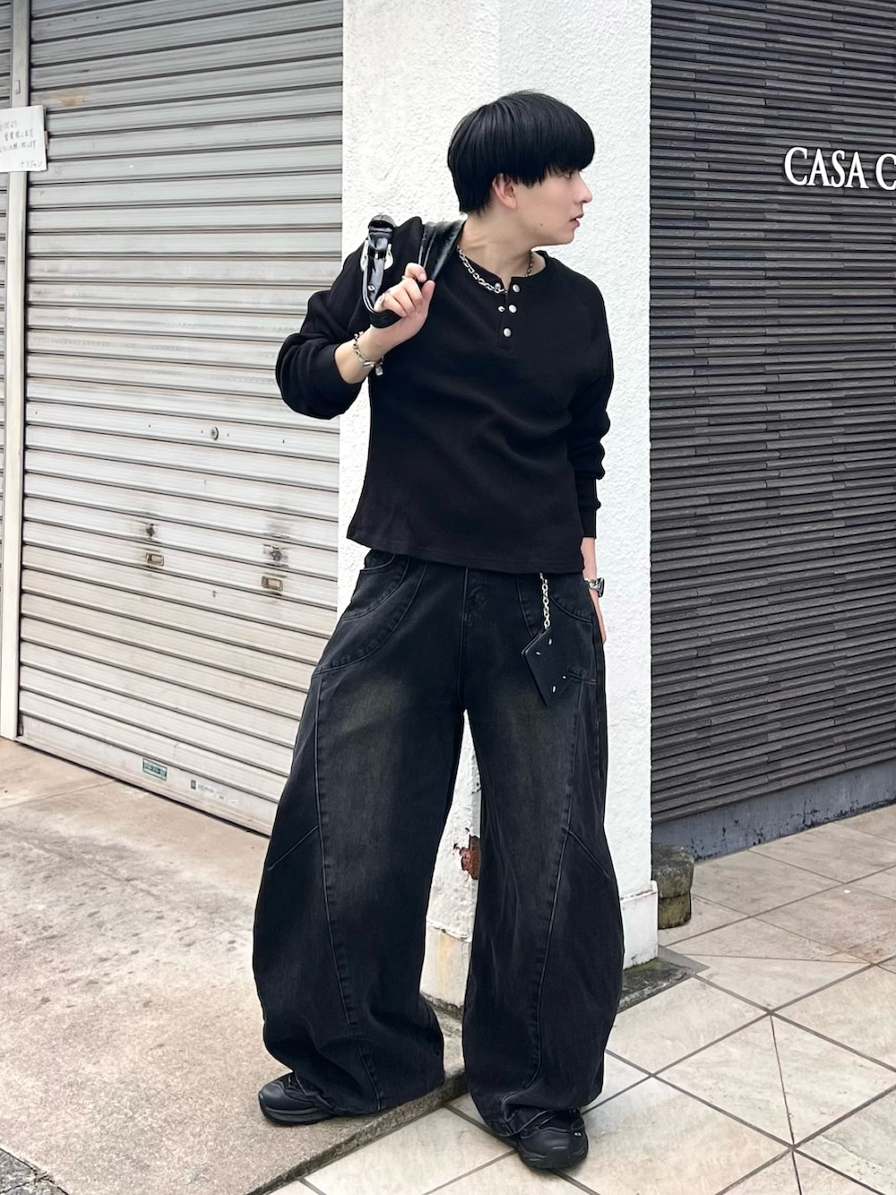 グレー系のTシャツ/カットソー、ブラック系のショルダーバッグ、ブラック系のデニムパンツを着用したメンズの夏コーディネートの3枚目の写真