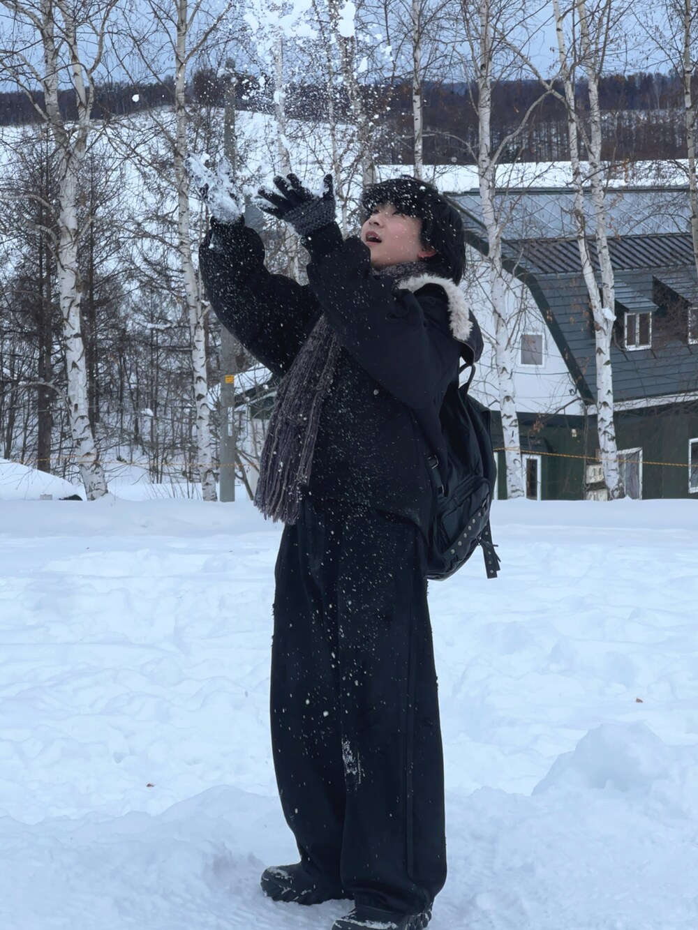 ブラック系のブルゾン、ブラック系のスニーカー、グレー系のデニムジャケットを着用したメンズの冬コーディネートの2枚目の写真