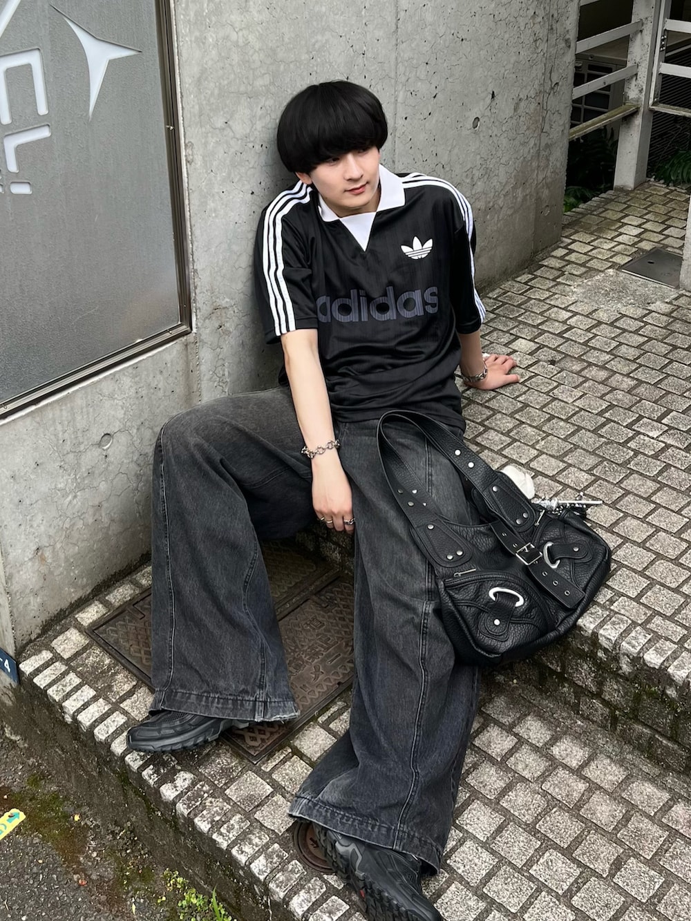 ブラック系のTシャツ/カットソー、ブラック系のデニムパンツ、ブラック系のスニーカーを着用したメンズの夏コーディネートの2枚目の写真