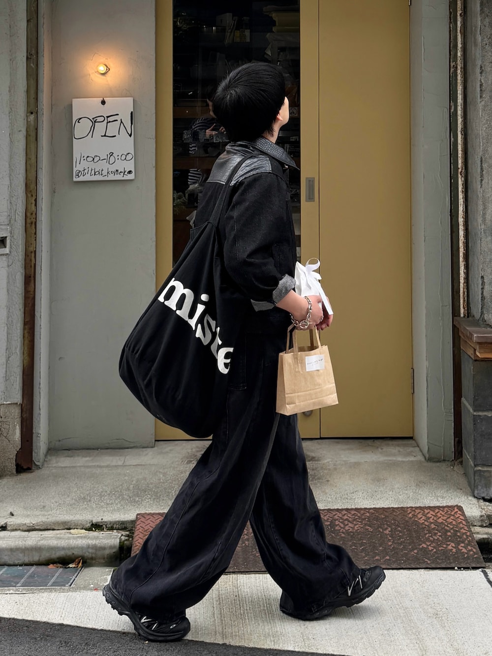 ブラック系のデニムパンツ、ブラック系のスニーカー、ブラック系のデニムジャケットを着用したメンズの春コーディネートの2枚目の写真