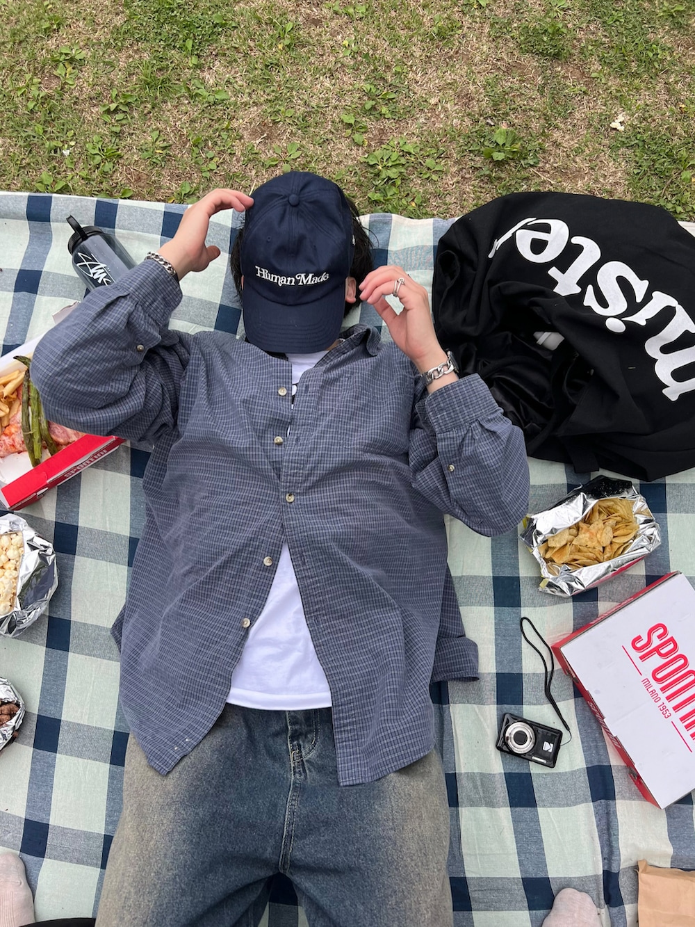 ブルー系のシャツ/ブラウス、ホワイト系のTシャツ/カットソー、ブルー系のデニムパンツを着用したメンズの夏コーディネートの2枚目の写真